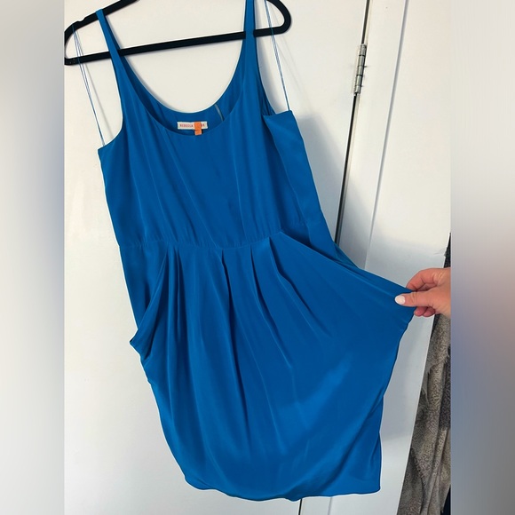 Rebecca Taylor 100% silk dress. With tie belt, bubble style bottom v forgiving! - Picture 1 of 9